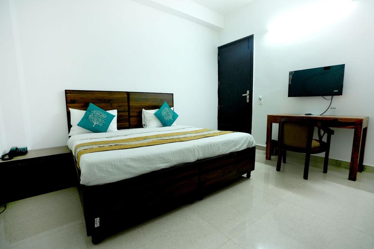 Gupta Residency Near Ajnara Heritage Нойда Экстерьер фото