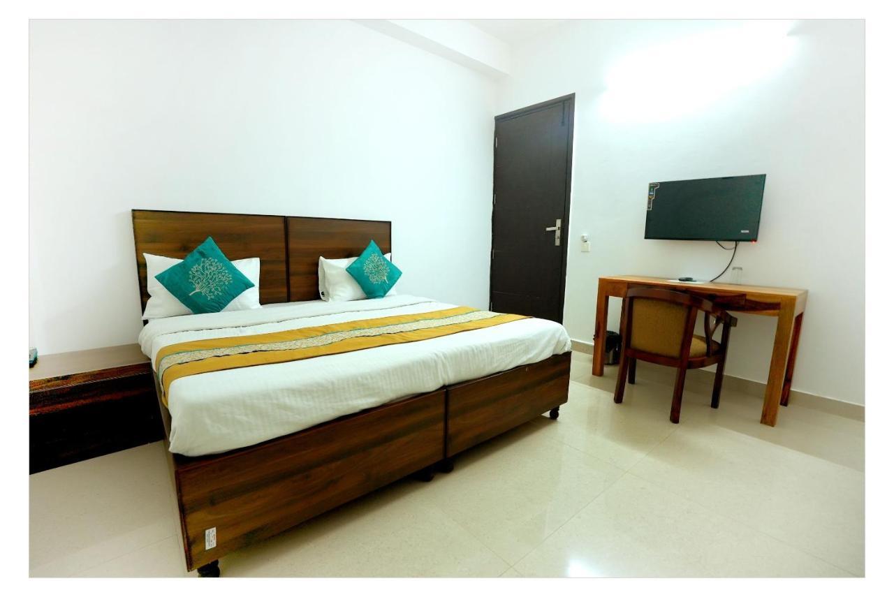 Gupta Residency Near Ajnara Heritage Нойда Экстерьер фото